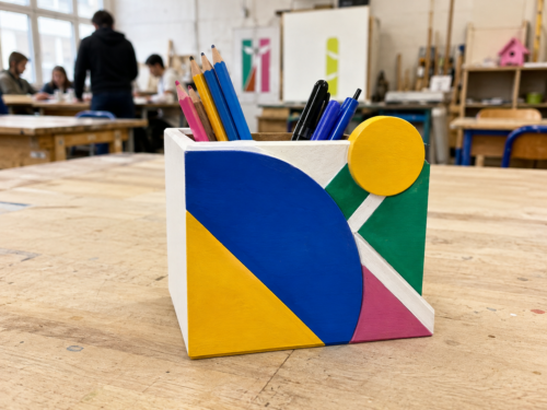 Organisateur géométrique coloré en atelier